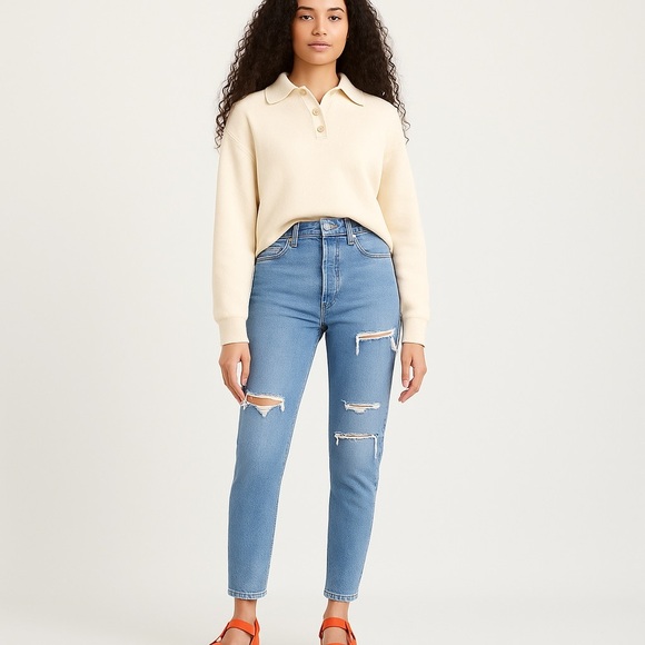 Levi’s High Waisted Mom Jeans Sz 26 Light Wash Distressed Denim - Picture 1 of 14